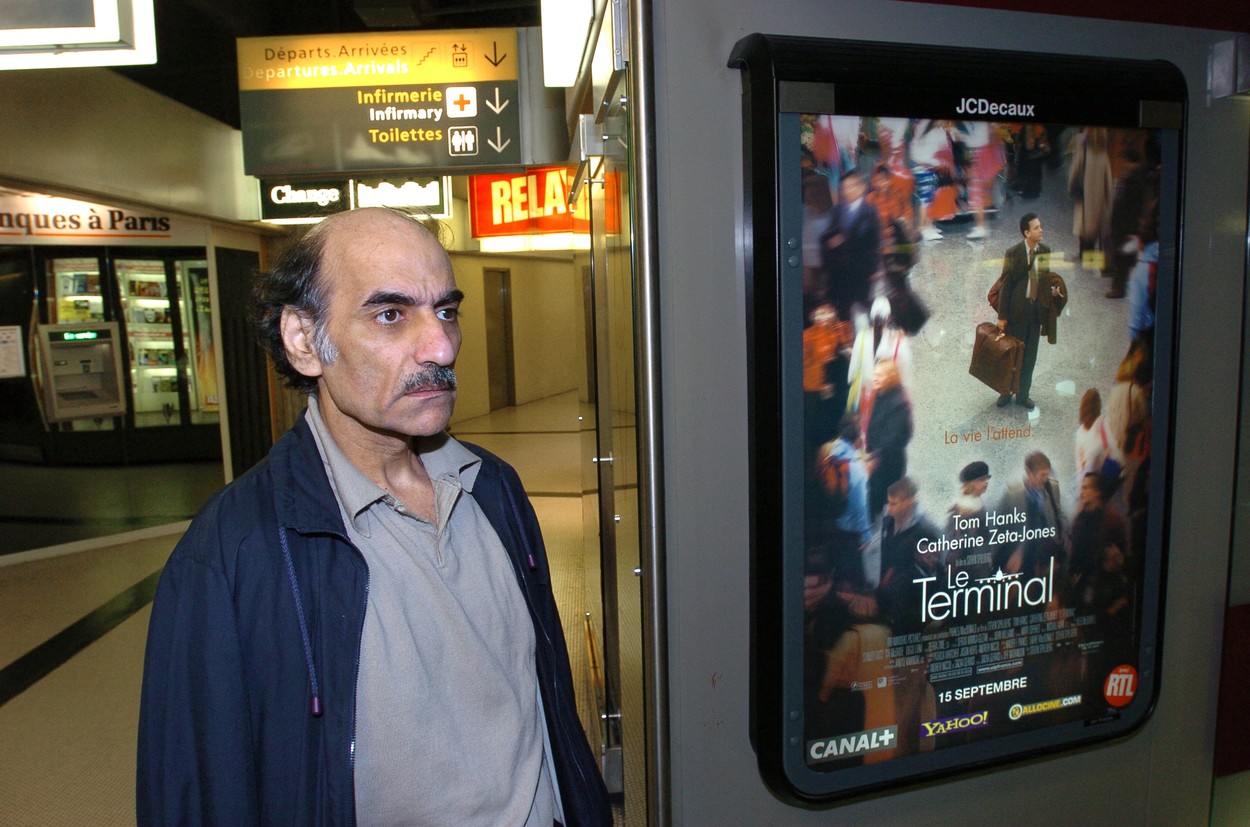 S-a întors să moară în aeroportul care i-a fost casă timp de 18 ani. Povestea bărbatului care a inspirat filmul "Terminalul"
