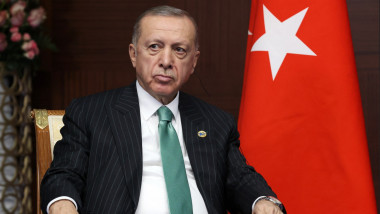 Erdogan, stă pe scaun și privește supărat.