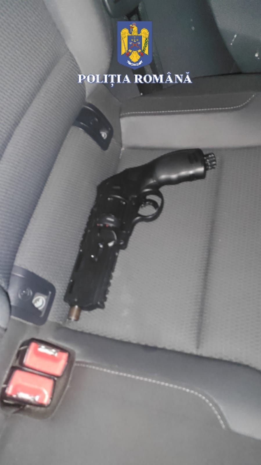 Tânăr arestat după ce a vrut să lovească cu un briceag o persoană şi apoi a tras înspre ea cu arma