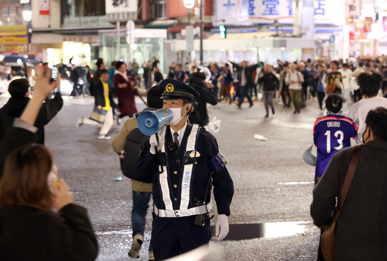 Imagini virale cu japonezii care sărbătoresc în stradă victoria de la Cupa Mondială, dar doar când era verde la semafor