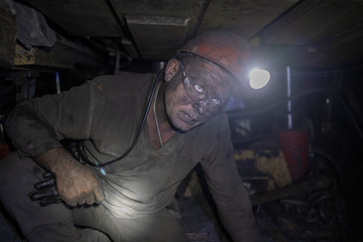 3.000 de mineri blocați în subteran după bombardamente au fost salvați. Zelenski cere ONU să condamne "teroarea energetică" a Rusiei