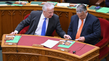 Semjen îl ajută pe Orban să voteze electronic în parlamentul ungar