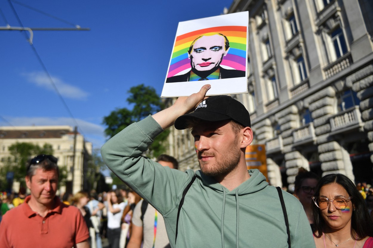 Amenzi de peste 80.000 de dolari pentru promovarea orientărilor sexuale, în Rusia. Parlamentul a dat votul final