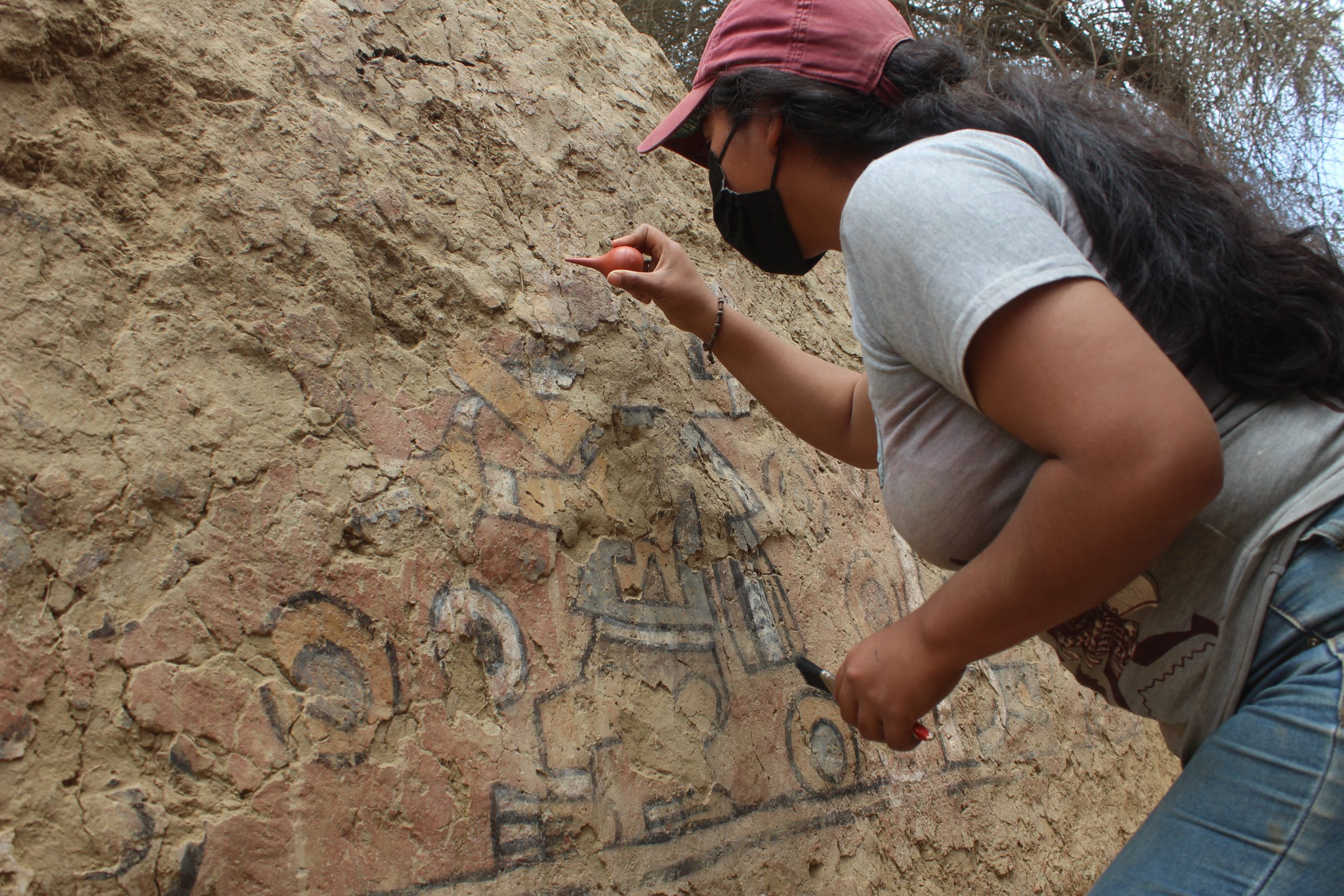 O pictura murala veche de 1.000 de ani, disparuta acum un secol, a fost redescoperita in Peru