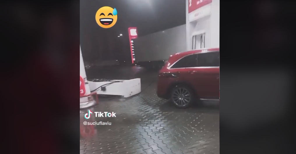 O șoferiță din Ploiești a plecat din benzinărie cu tot cu pompa de alimentare. Imaginile surprinse de un martor au devenit virale
