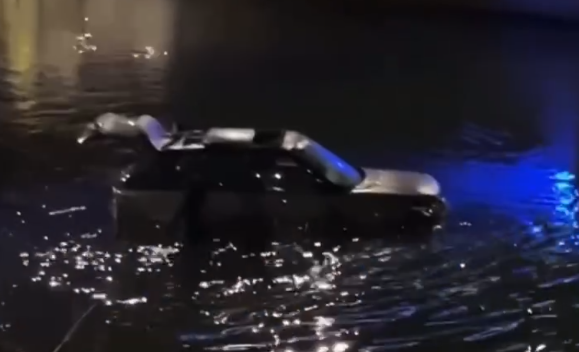 VIDEO, FOTO. Un șofer din Capitală a căzut cu mașina în Dâmbovița