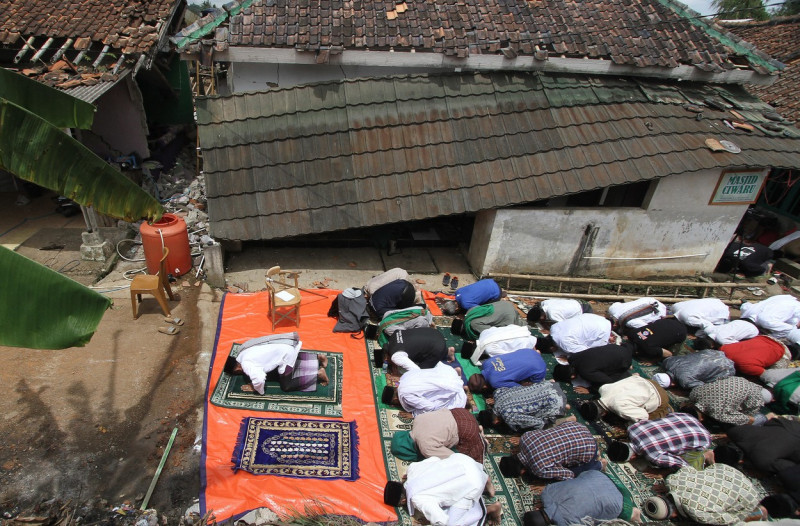 Friday prayer amid the ruins after earthquake in Cianjur