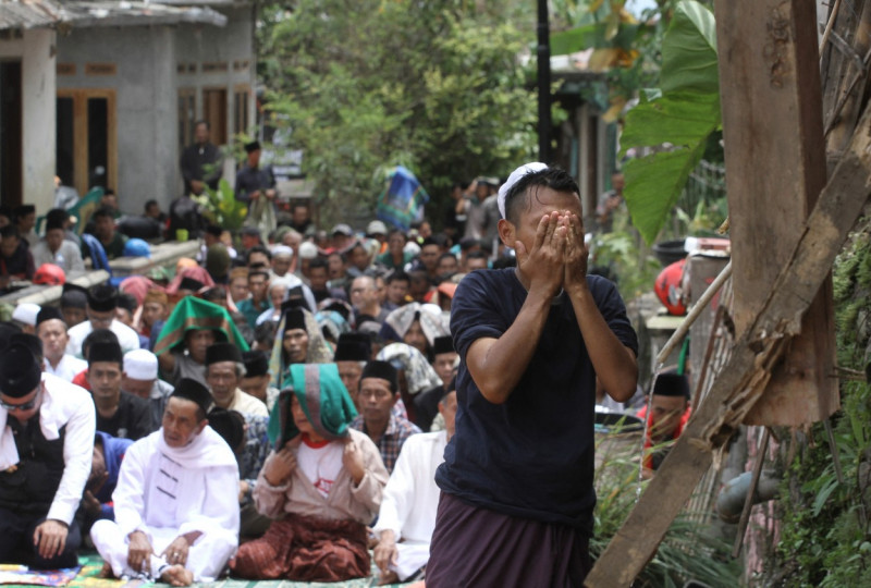 Friday prayer amid the ruins after earthquake in Cianjur