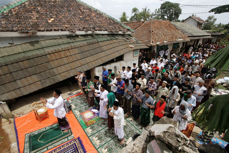 Friday prayer amid the ruins after earthquake in Cianjur