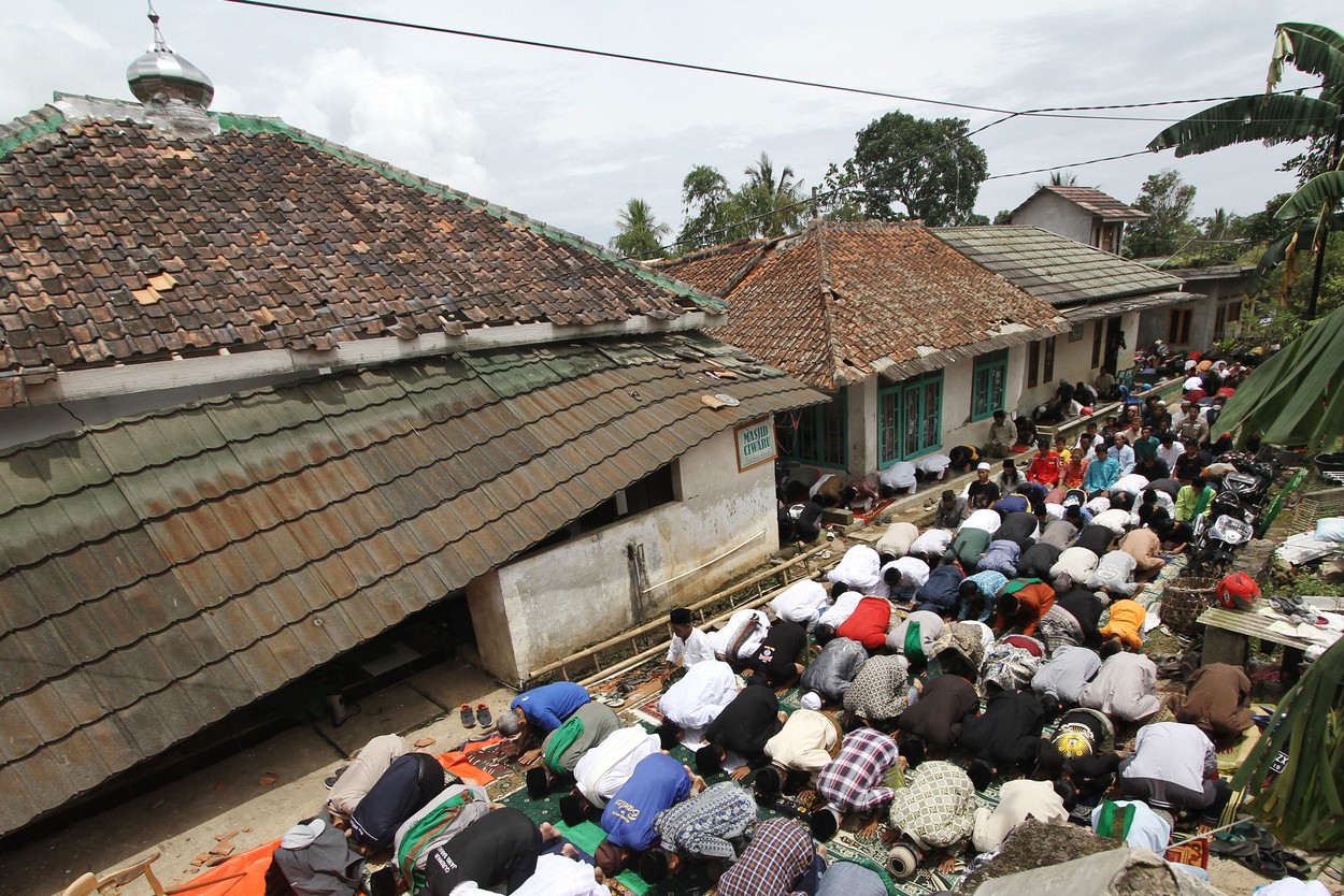 Numărul morților după cutremurul din Indonezia a crescut la 310. Oamenii se roagă pe străzi, lângă moscheile distruse