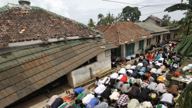 oamenii se roaga in indonezia