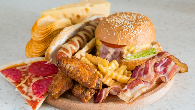 platou din lemn cu bacon, burger, chipsuri, aripioare prajite