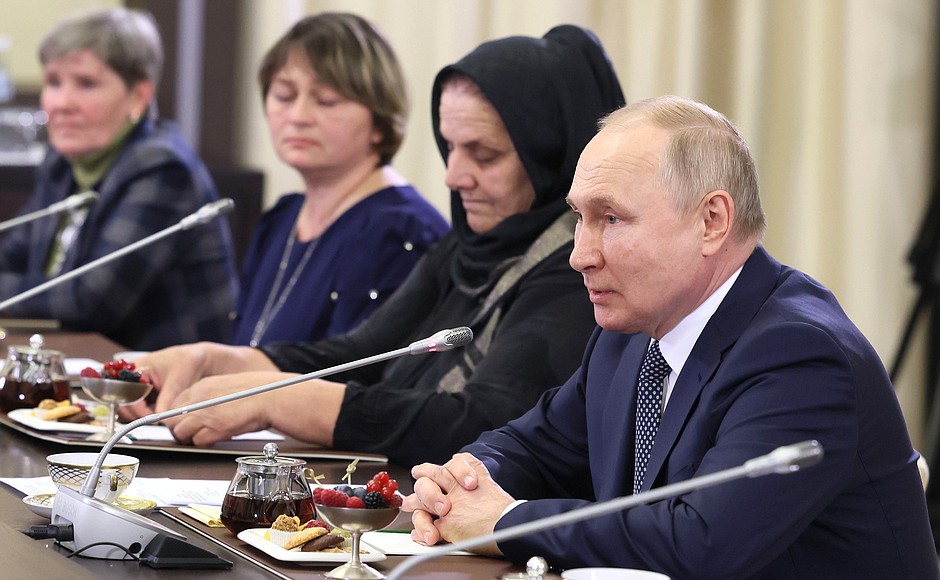 Putin le-a dat mamelor soldaților ruși morți în Ucraina fursecuri și ceai: „Vă împărtășesc durerea”