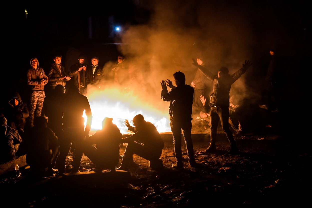Peste 600 de migranţi au fost reţinuţi în Serbia lângă frontiera cu Ungaria, după incidente cu focuri de armă