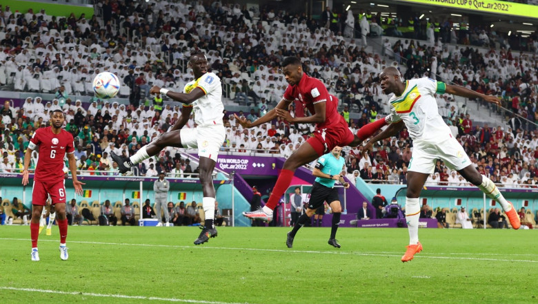 Fază de joc din meciul Qatar - Senegal, de la CM 2022