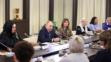 Putin stă de vorbă la o masă cu mame ale militarilor ruși.