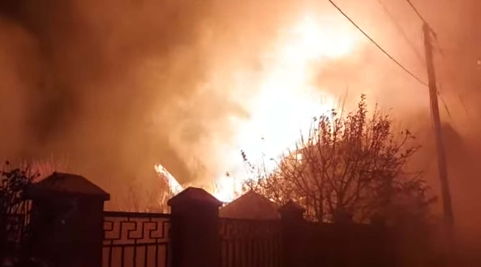 Un incendiu de proporții a mistuit un restaurant, în Galați. Intervenție de amploare a pompierilor, 23 au fost chemați din tura liberă