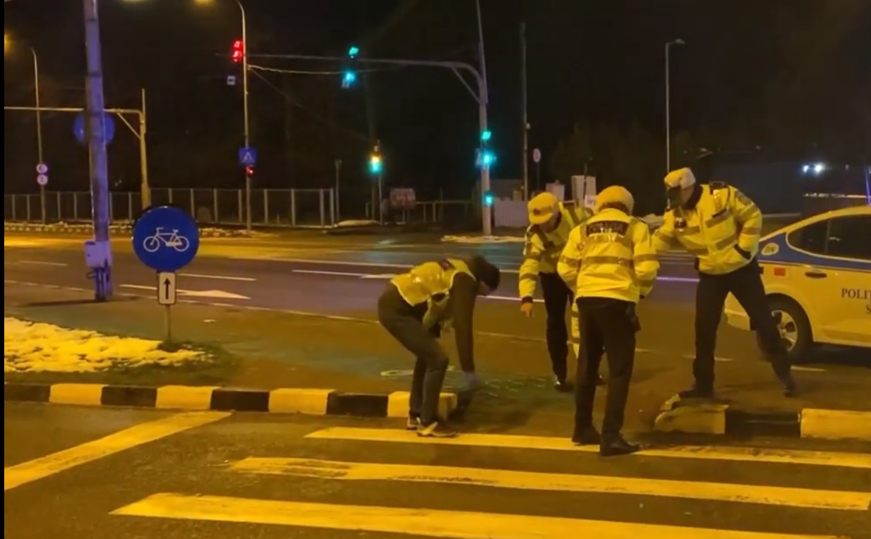 Polițiștii din Suceava au tras 23 de focuri de armă după un șofer care nu a vrut să oprească la control. Au intervenit mascații