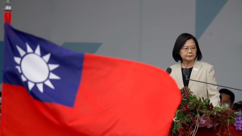 președinta taiwanului alături de un steag al țării
