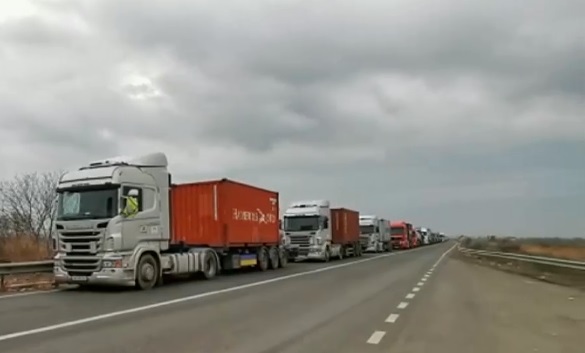 Nervi întinși la maximum la Vama Siret. Coloana de 500 de TIR-uri se întinde pe 25 de kilometri