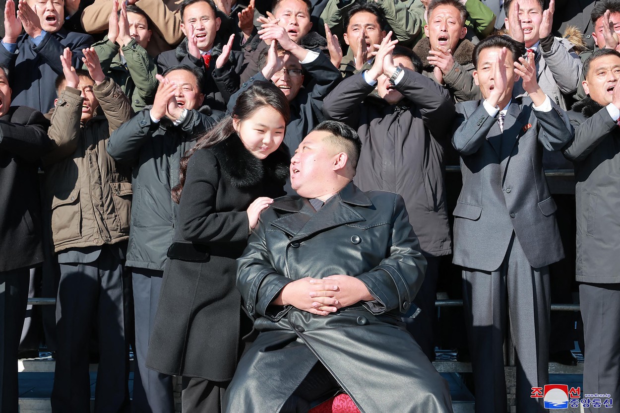 Mesajul pe care l-a transmis Kim Jong Un când și-a adus fiica la o întâlnire cu soldații. Cui îi este adresat de fapt avertismentul