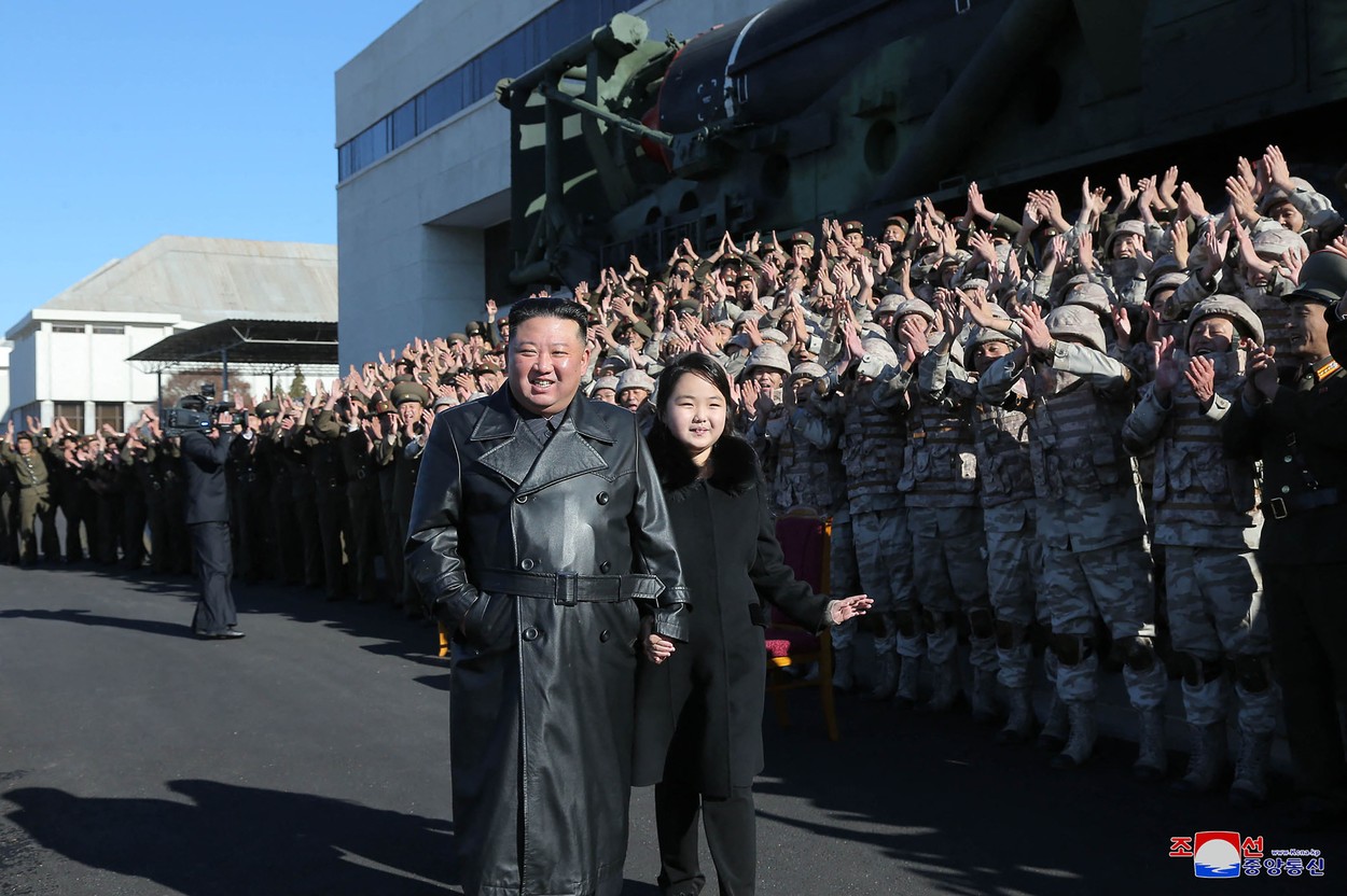 O nouă apariție în public a fiicei lui Kim Jong-un. Liderul nord-coreean a venit la braț cu fata de 12 ani, la o întâlnire cu soldații