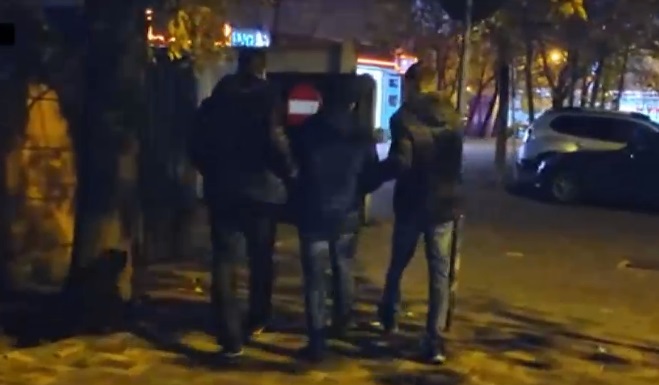 Un bărbat a bătut o angajată a unui cazino din București, pentru 4.000 de lei. Imaginile surprinse de camerele de supraveghere