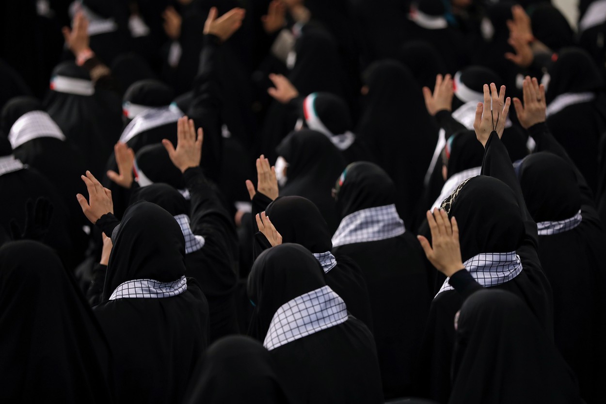 Directorul unei bănci din Iran, demis pentru că a servit o femeie care nu purta pe cap vălul obligatoriu