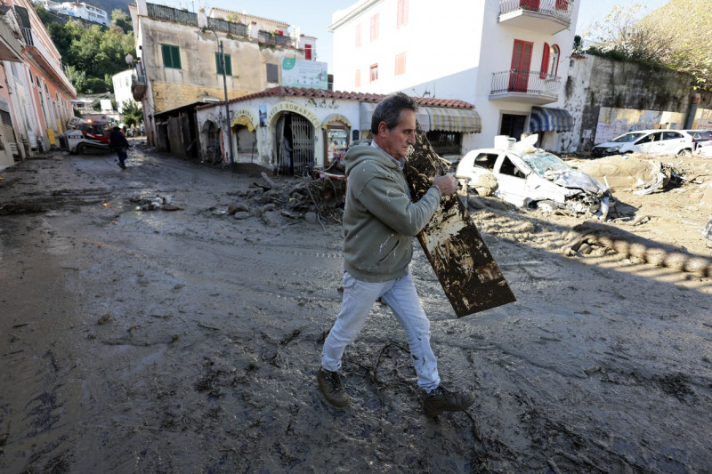 Emergenza sull'isola di Ischia, proseguono le ricerche dei dispersi dopo la frana di Casamicciola