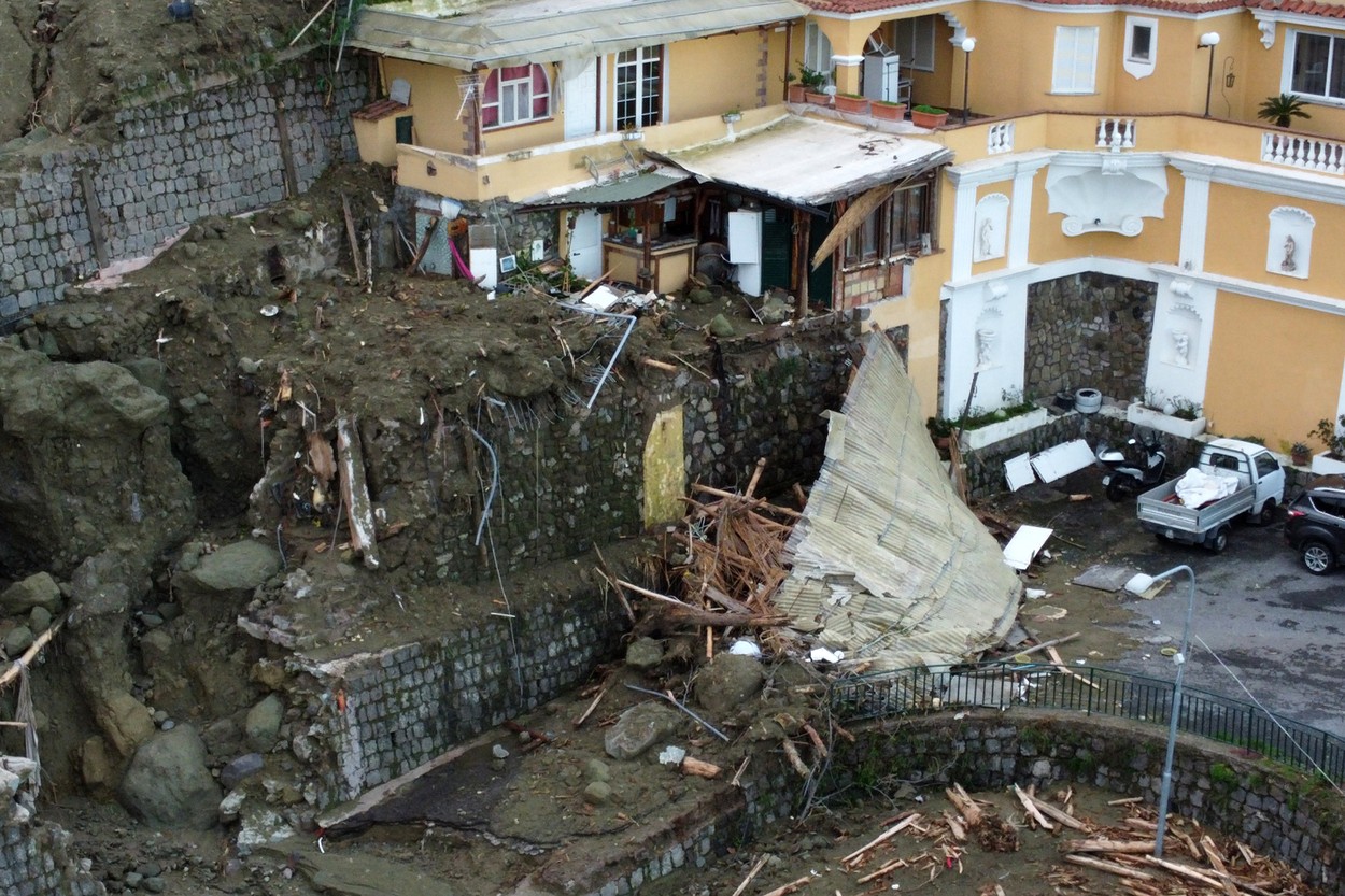 Stare de urgență în Ischia. Cum arată insula italiană, la 24 de ore după tragedia provocată de ploile torențiale