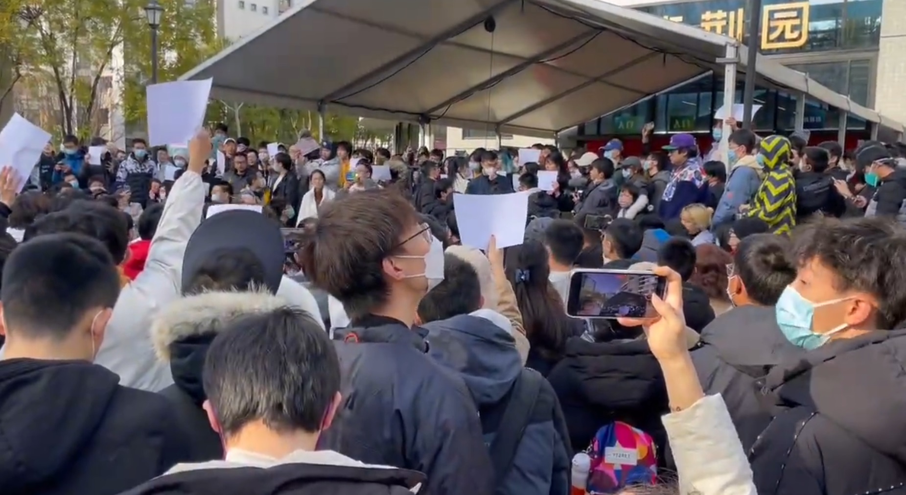 Cum au ajuns colile albe de hârtie simbolul sfidării regimului la protestele din China