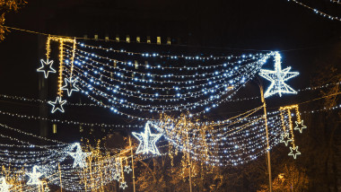 Un bărbat a furat luminițele de Crăciun care urmau să fie montate în Târgoviște