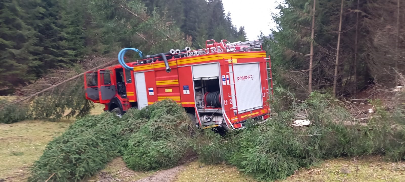 Autospecială ISU aflată în misiune, implicată într-un accident, în Harghita. Două cadre militare au ajuns la spital