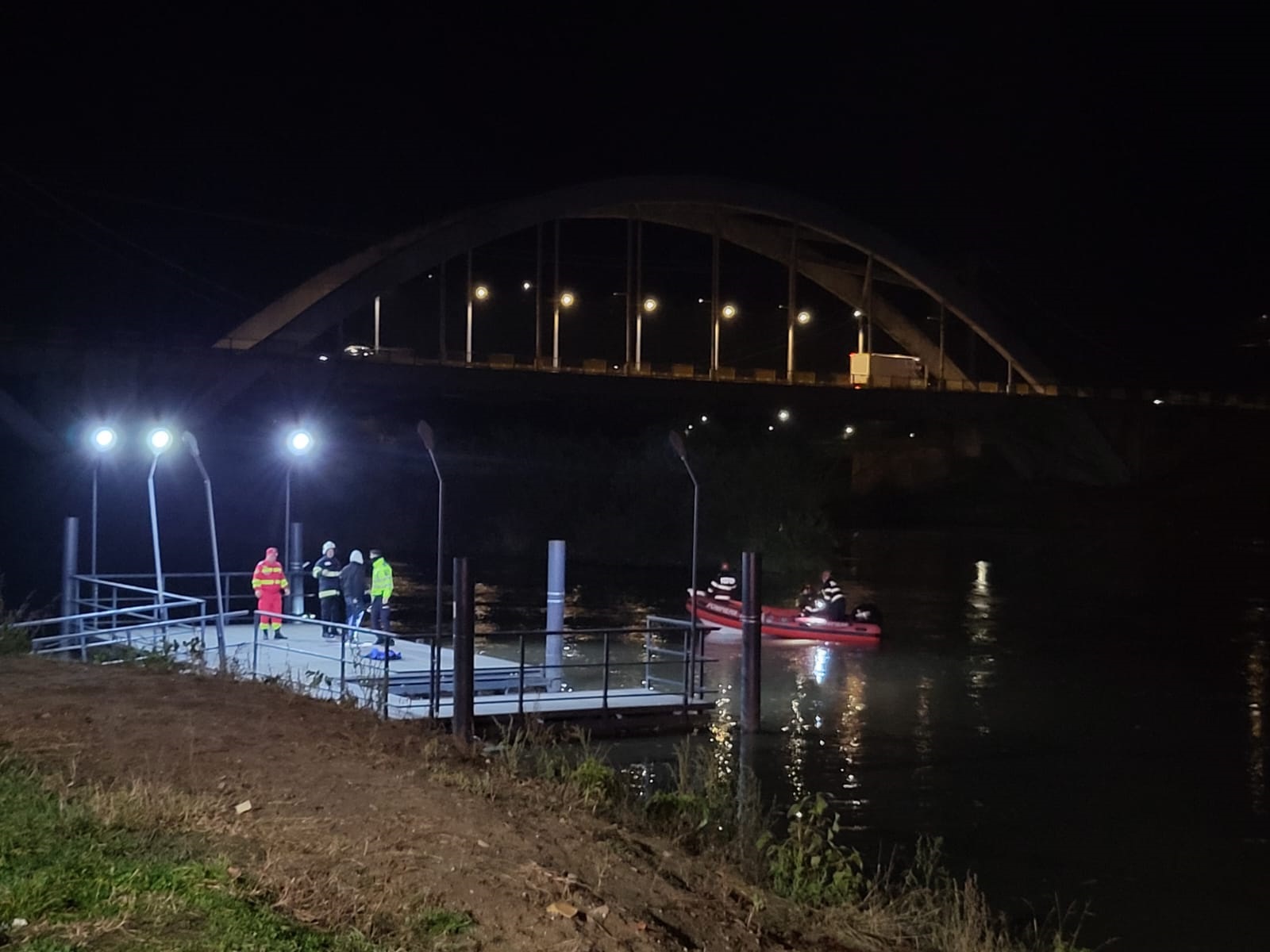 Un băiat de 15 ani ar fi căzut în râul Mureș. Mai multe echipe de pompieri intervin pentru găsirea lui