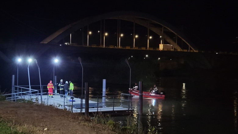Un băiat de 15 ani ar fi căzut în râul Mureș. Mai multe echipe de pompieri intervin pentru găsirea lui