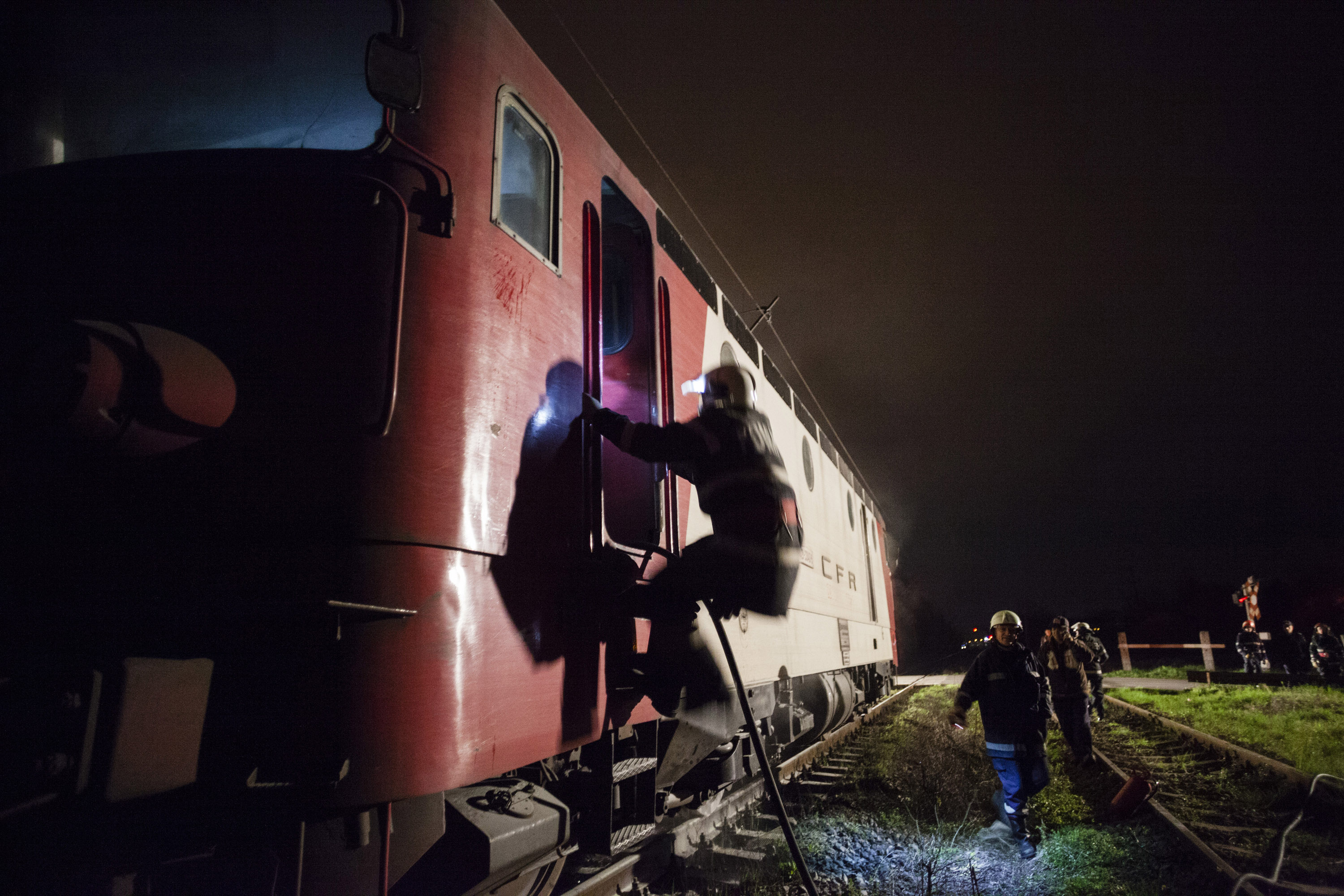 Un incendiu a izbucnit la locomotiva unui tren de călători, în gara Slatina Timiş. Călătorii au fost evacuaţi