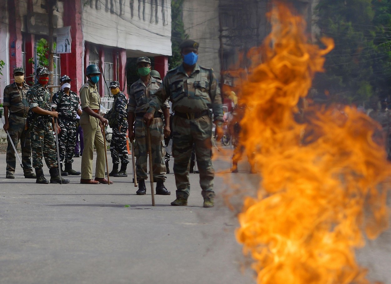 Confruntări violente în India cu zeci de polițiști răniți. Protestatarii cer oprirea unui mega-proiect