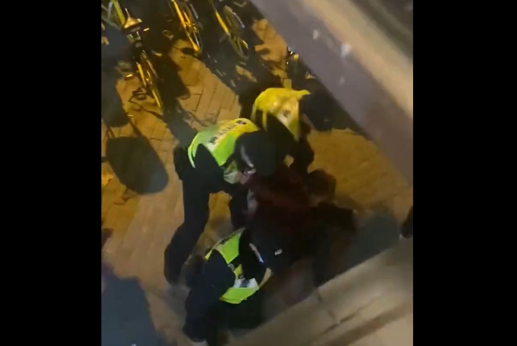 BBC acuză că poliția din China l-a reținut și bătut pe unul din jurnaliștii săi care relata de la protestele din Shanghai