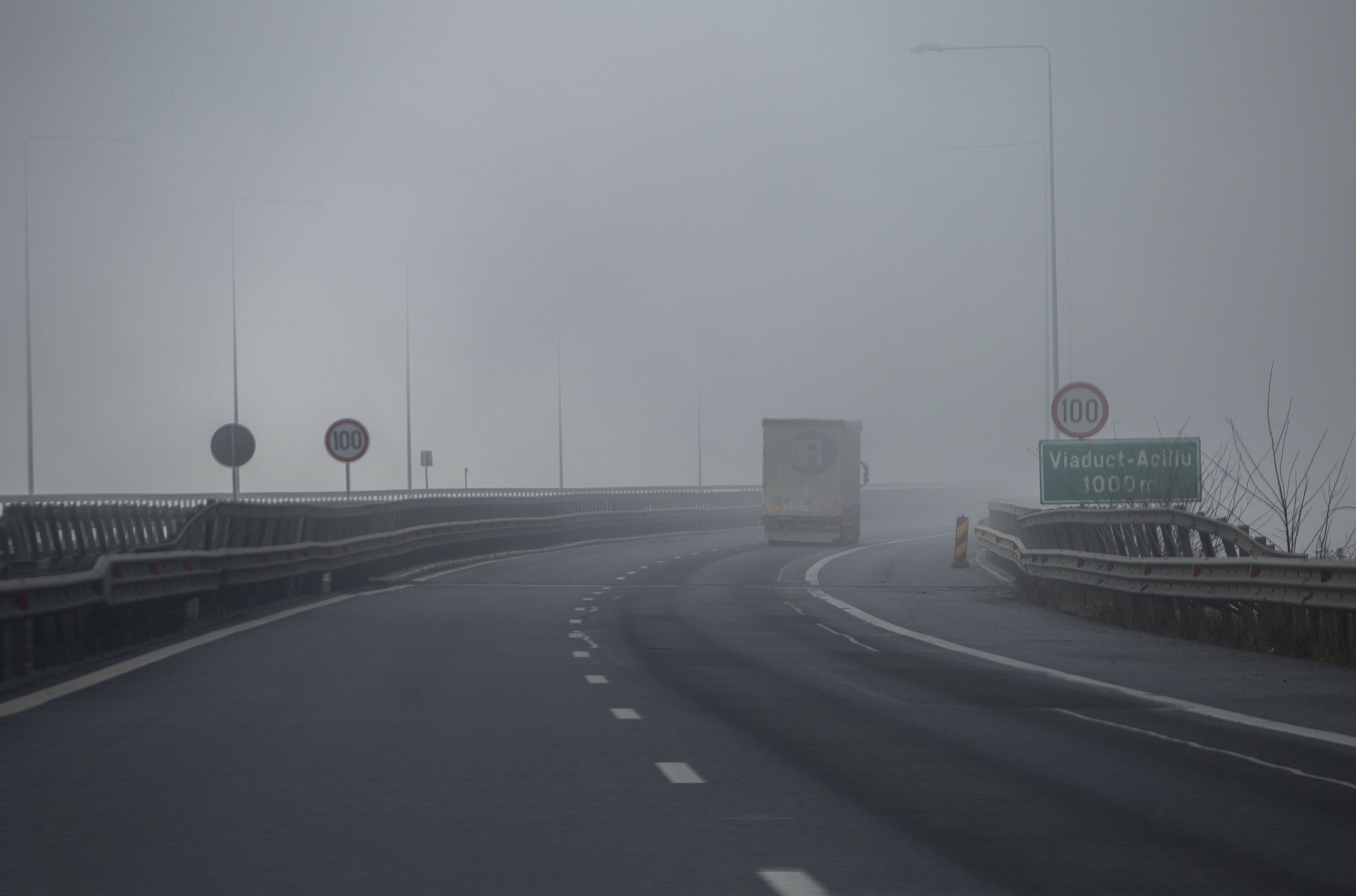 Se circulă în condiţii de ceaţă pe drumuri din şase judeţe, dar şi pe Autostrada Soarelui şi pe A3 Bucureşti - Ploieşti