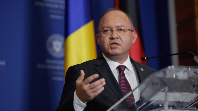 Ministrul de Externe, Bogdan Aurescu, gesticuleaza la pupitru