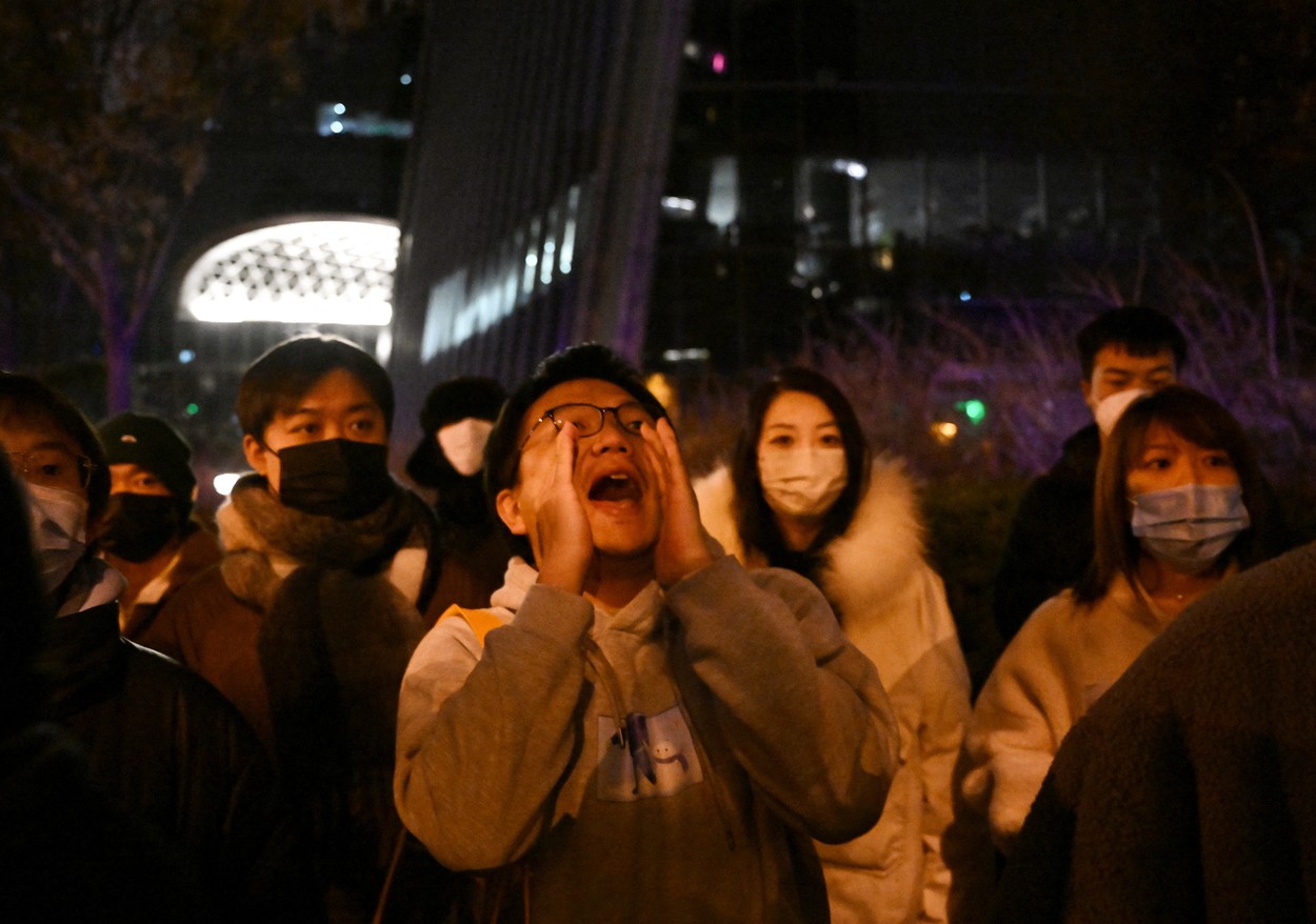 Provocare uriașă pentru regimul lui Xi Jinping. Proteste violente pentru a treia zi la rând în China, oamenii scandează "Libertate"