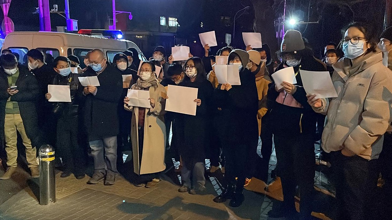 Chinezii se plâng că nu mai pot cumpăra coli A4, devenite simbolul protestelor. Ce spune principalul lanț de papetărie