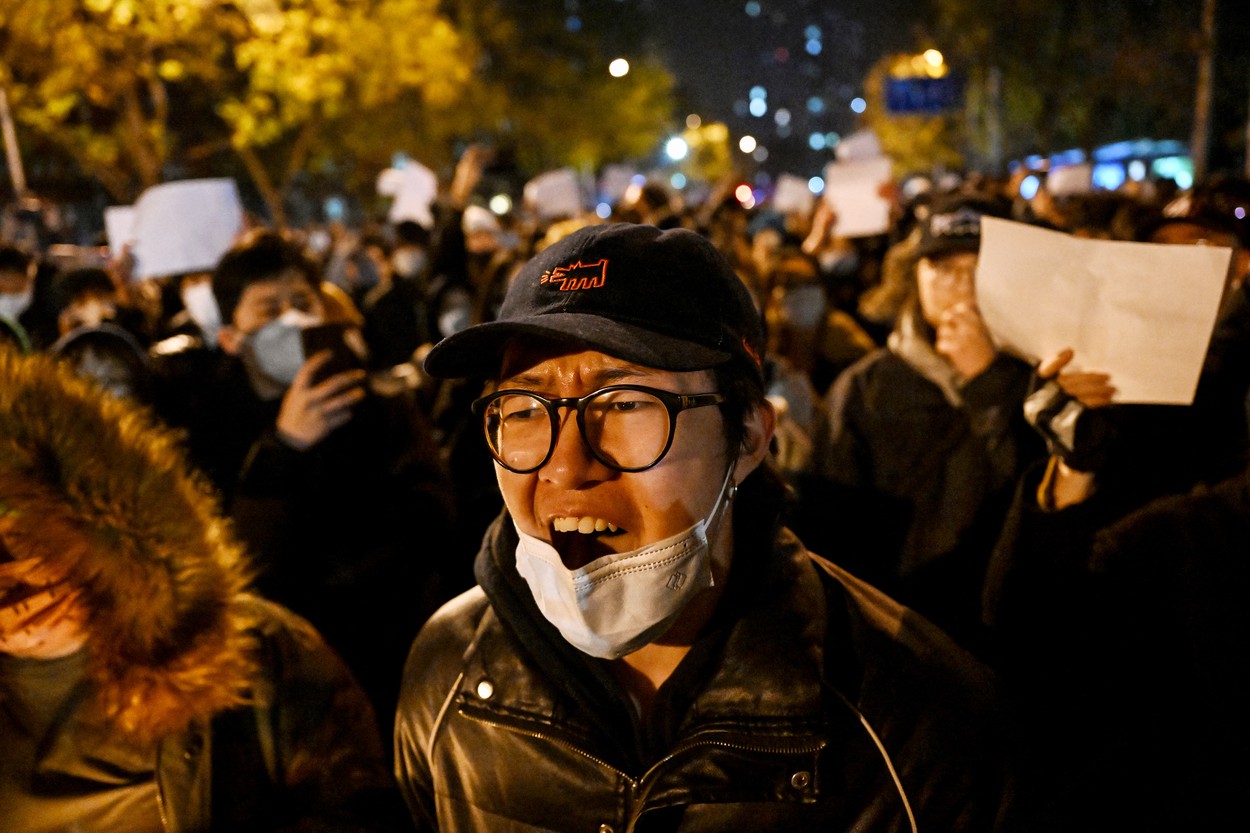 China relaxează restricțiile COVID în urma protestelor violente din țară