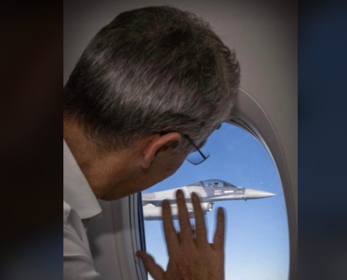 Jens Stoltenberg a ajuns la Bucureşti cu un avion TAROM, escortat de avioane de luptă F-16