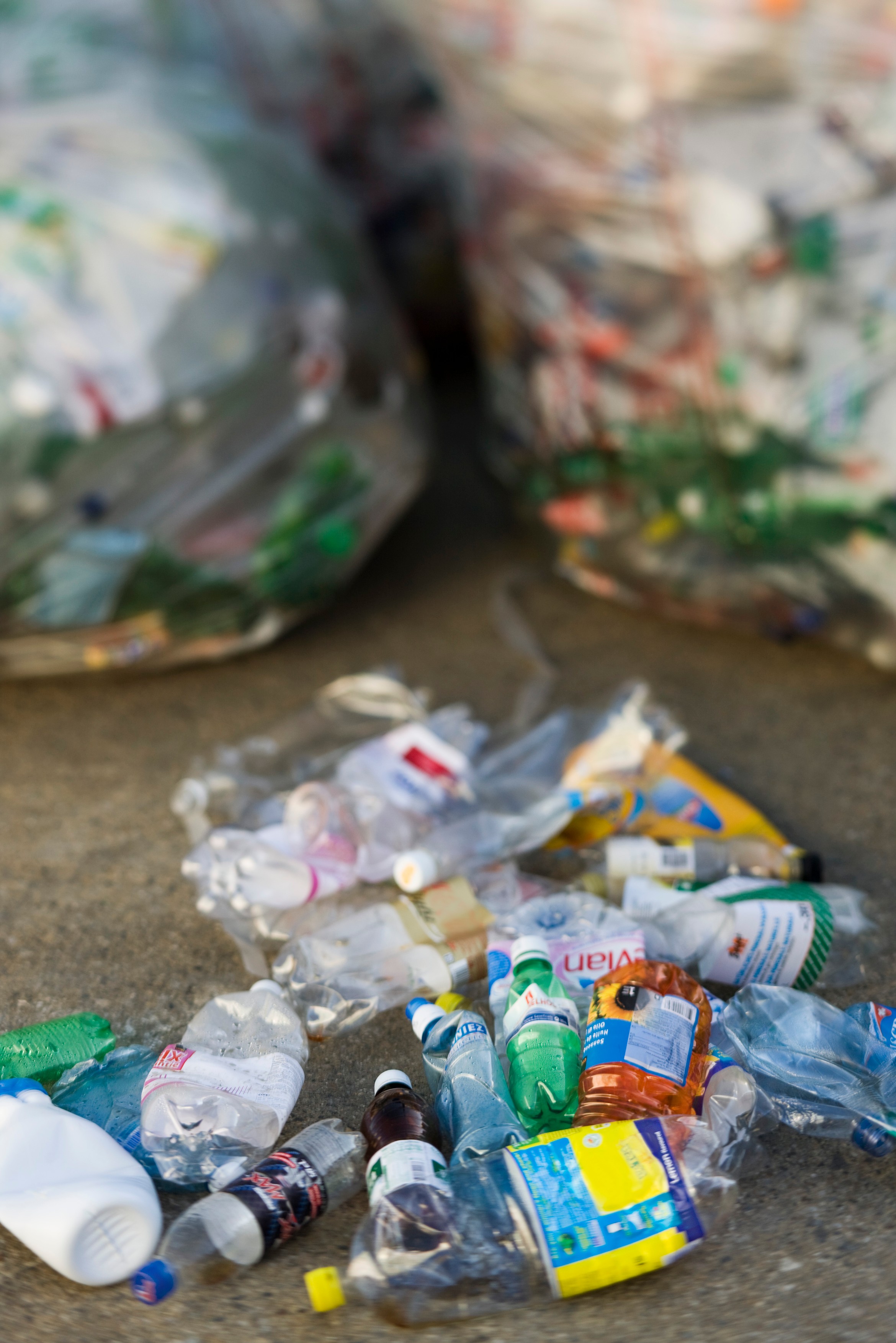 Bloomberg: Comisia Europeana va anunţa noi reguli privind ambalajele din plastic