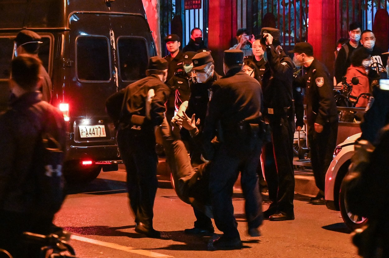 Crește numărul polițiștilor pe străzile din China. Au început arestări, după mai multe zile de proteste