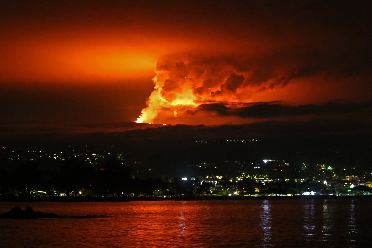 Vulcanul Mauna Loa, cel mai mare din lume, a erupt după 40 de ani. Honolulu anunță că va fi necesară o curățenie pe scară largă