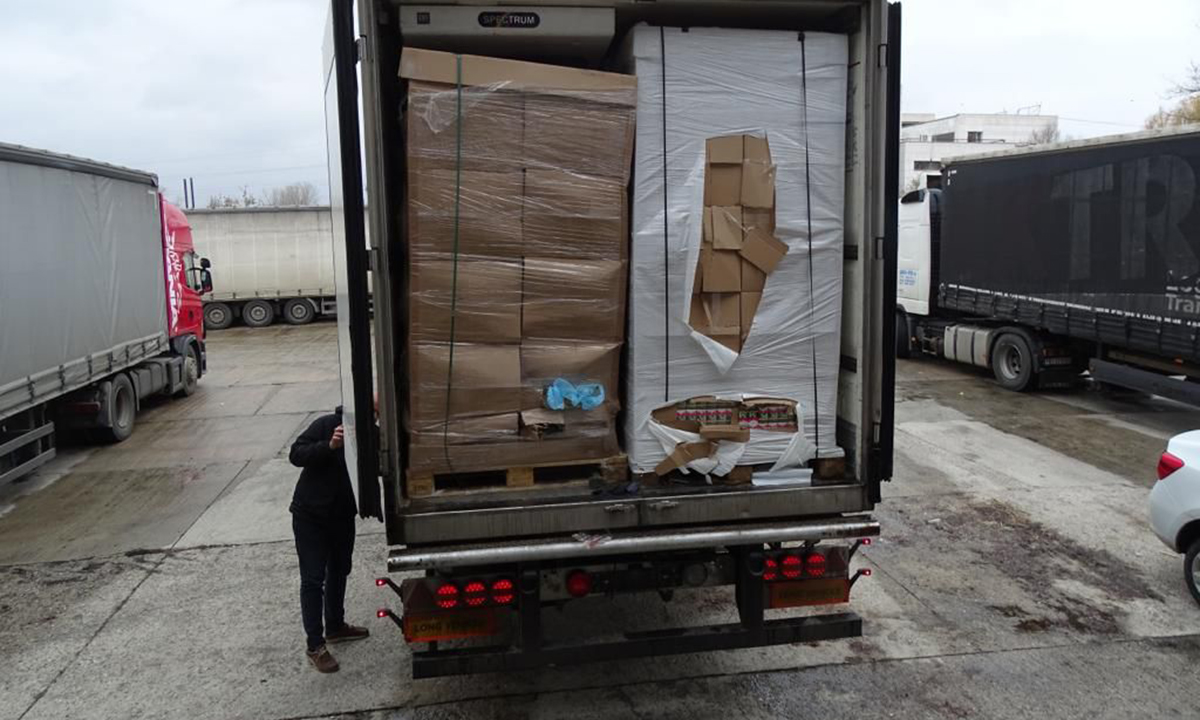 Ţigări de contrabandă de peste 1,4 milioane de euro au fost descoperite de polițiști într-o remorcă lăsată în drum