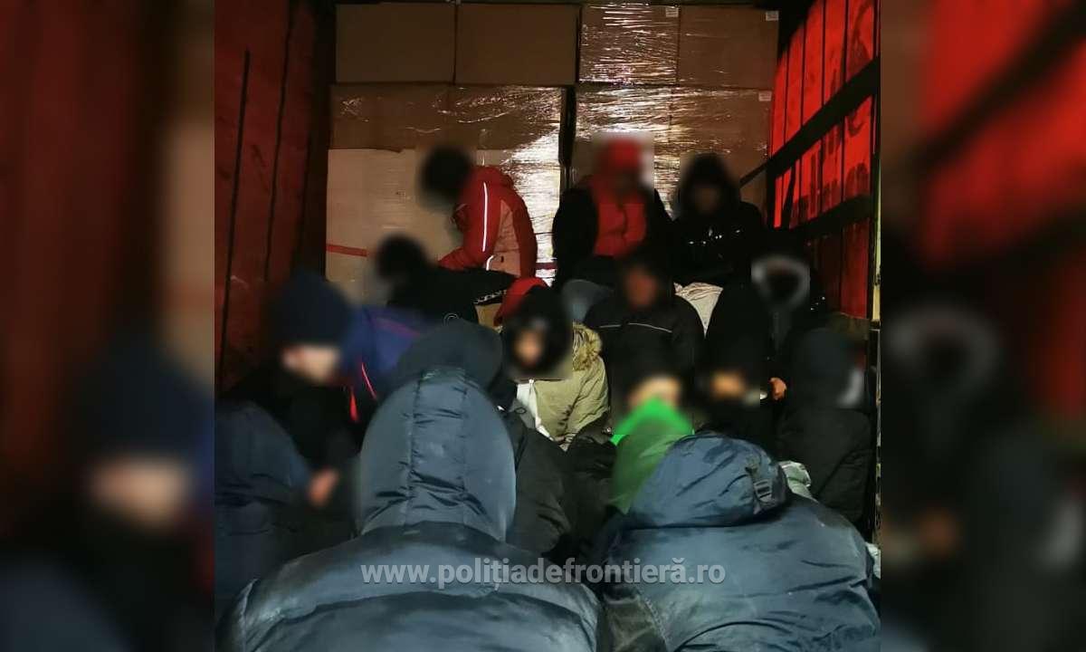 Cum au încercat 52 de migranți să iasă ilegal din România. Momentul în care au fost descoperiți de polițiști