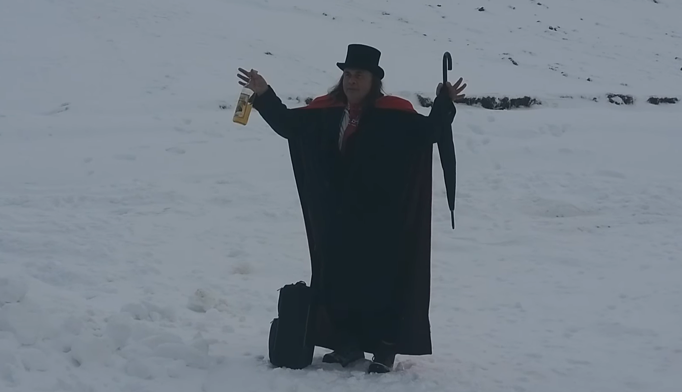 Un turist străin echipat cu joben, troller și o sticlă de alcool a fost oprit de salvamontiști în drum spre Vârful Omu